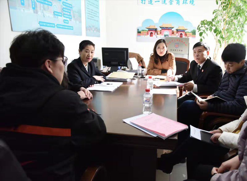 張立斌院長(zhǎng)（右二）接待當(dāng)事人并解答問題
