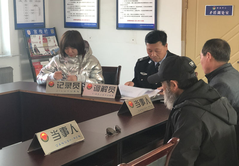 李家新（左二）調(diào)解村民糾紛，記者（左一）認真記錄
