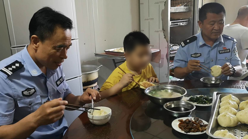 午飯了，男孩不愛吃包子，食堂給專門烙的糖餅，吃的噴香
