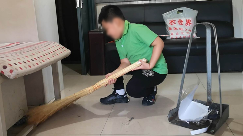 小男孩很懂事，經(jīng)常幫助派出所打掃打掃衛(wèi)生