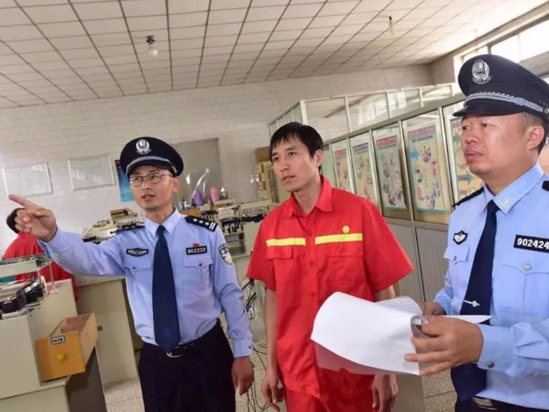 興海派出所走進企業(yè)內部
