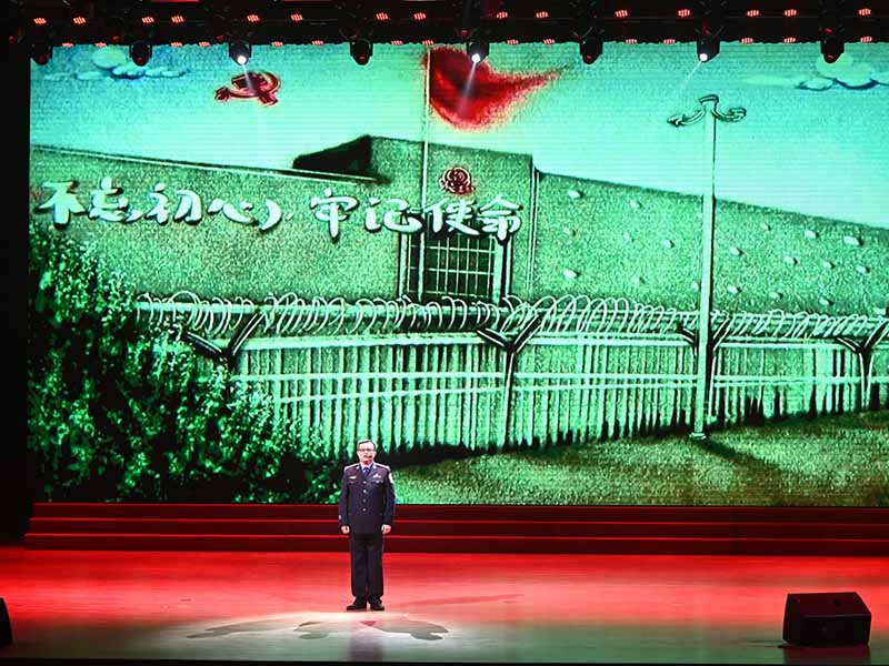 演講者在現(xiàn)場匯報(bào)演講