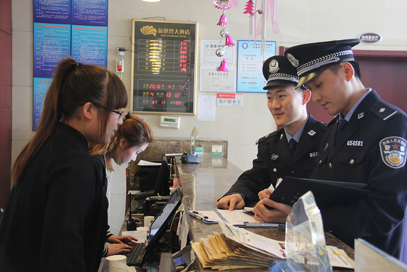 錦州市公安局民警深入企業(yè)、商戶宣傳掃黑除惡專項(xiàng)斗爭