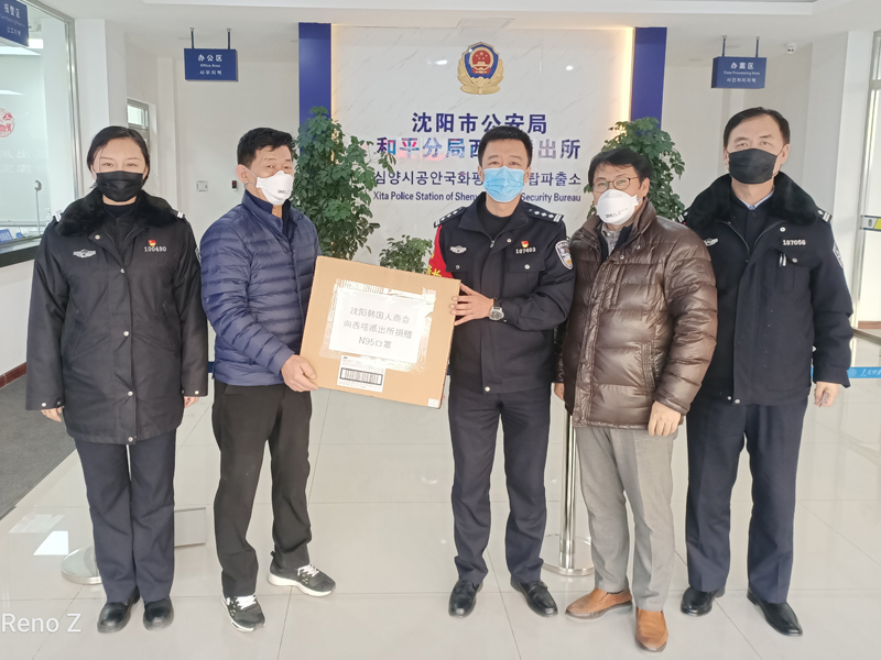 轄區(qū)的外國友人通過韓商會購買一箱N95口罩送到派出所，表達對警務工作站的感謝之情