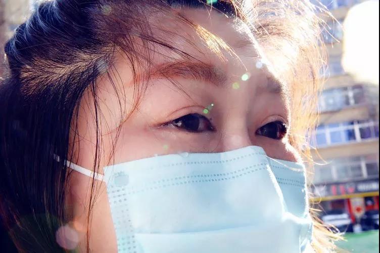 望著父親的背影，女兒眼里全是淚水
