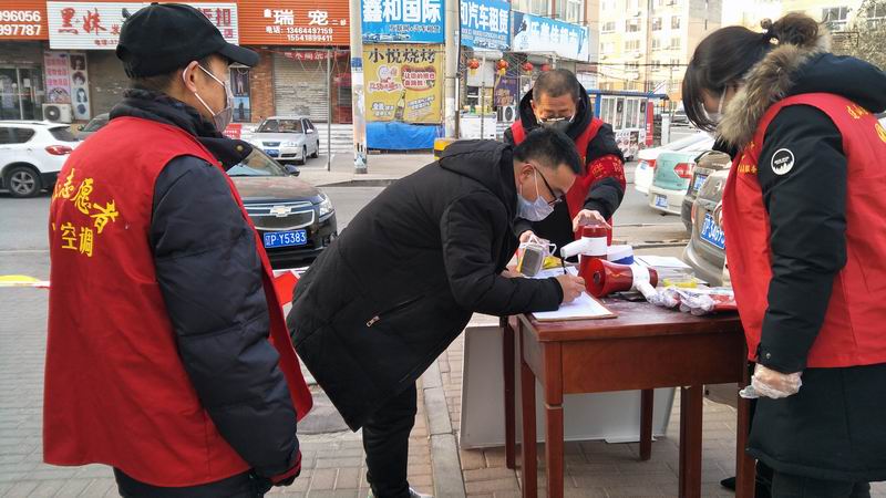 在小區(qū)門(mén)口檢疫點(diǎn)對(duì)外來(lái)人員進(jìn)行登記