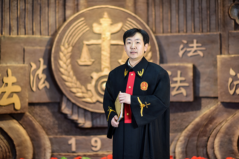 全國(guó)法院辦案標(biāo)兵、沈陽(yáng)中院賈宏斌 (1)