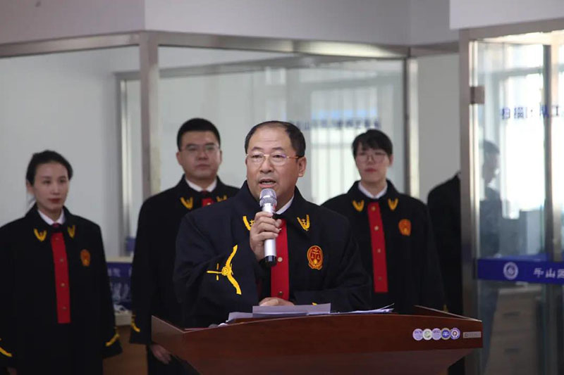 在新任員額法官宣誓儀式上，滕啟剛代表老法官致辭。
