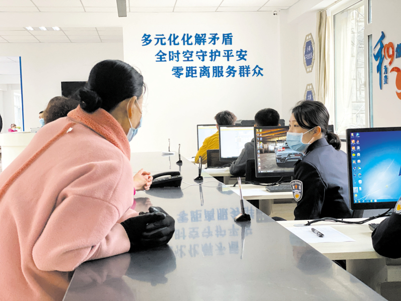 群眾在社會治理服務中心咨詢問題