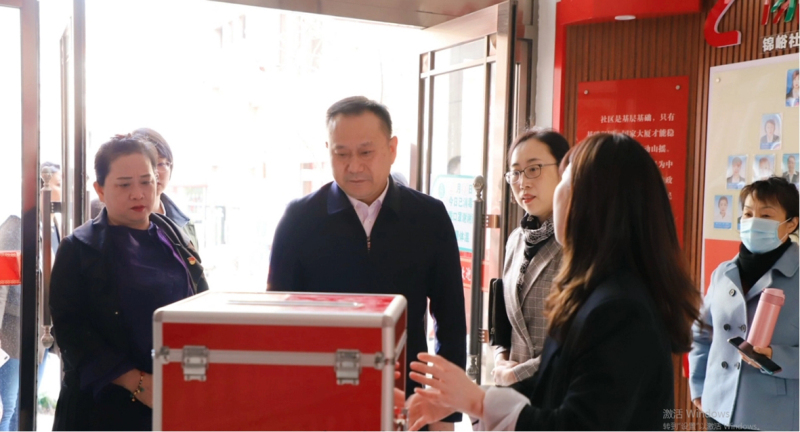本溪市委常委、政法委書記徐勝（中）到“支部共建、社區(qū)共治”示范點(diǎn)調(diào)研