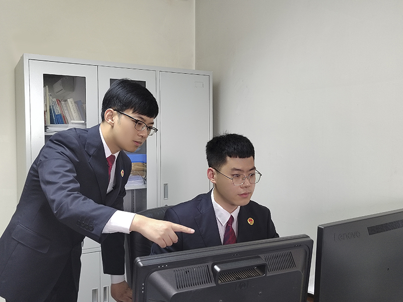 彭云杰在指導(dǎo)新入職干警填寫(xiě)案卡