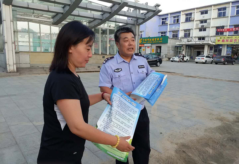 邢寶昌對轄區(qū)居民進行法治宣傳。