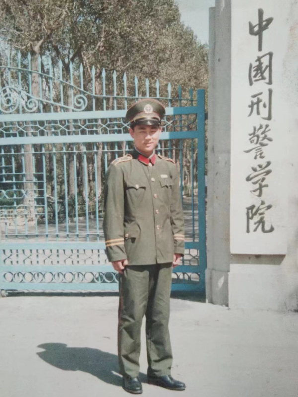 穿上警服，黃國華信心滿滿