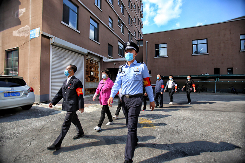 李鵬先后組建了義務(wù)巡邏隊(duì)、商戶聯(lián)盟、治安調(diào)解組等，為社區(qū)營(yíng)造良好的治安環(huán)境。