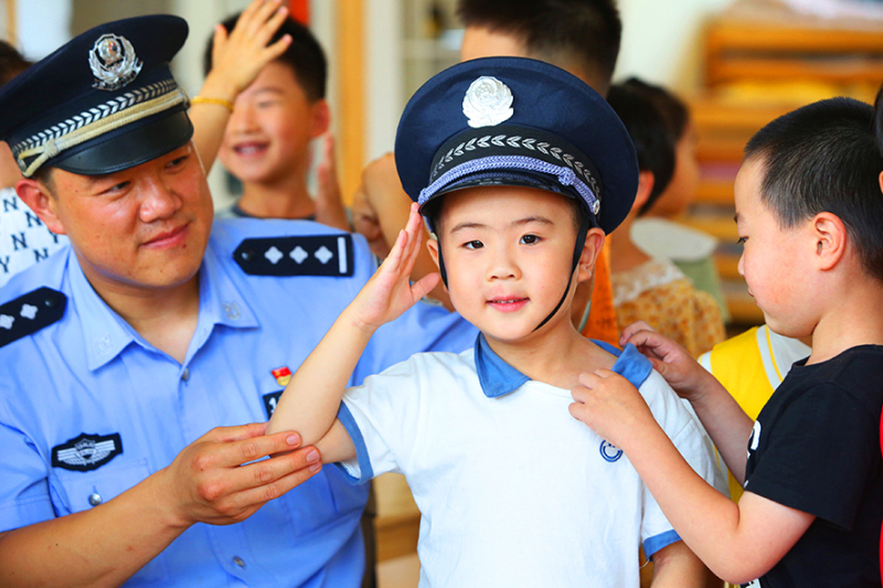 李鵬早已成為社區(qū)孩子們的偶像。