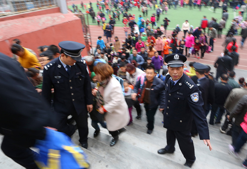 本溪市公安局明山公安分局結(jié)合流動警務(wù)設(shè)立護學(xué)崗。
