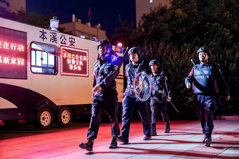 本溪市公安局巡特警夜巡市政府廣場。