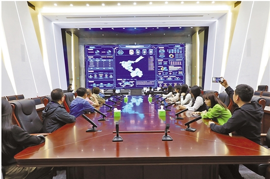 采訪團(tuán)參觀紹興市柯橋區(qū)行政執(zhí)法指揮中心。