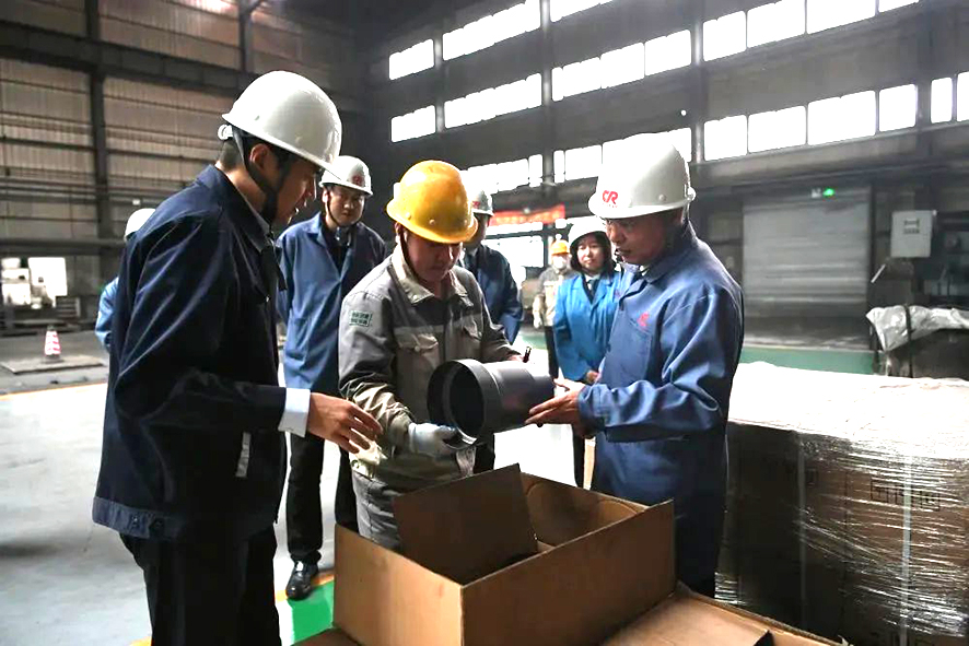 法官深入企業(yè)生產(chǎn)一線開展調(diào)研，現(xiàn)場查看企業(yè)生產(chǎn)情況。