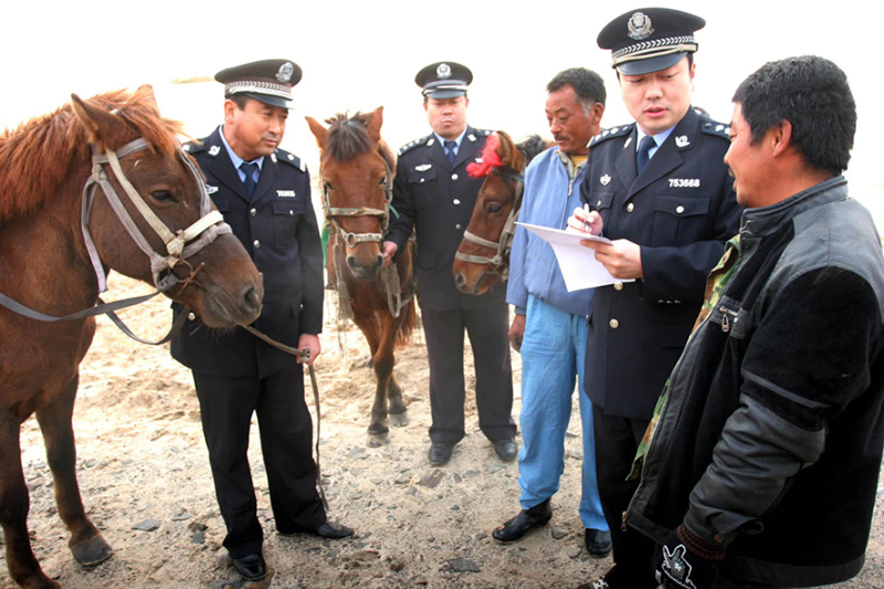 2009年10月，所長(zhǎng)張展（右二）在出警現(xiàn)場(chǎng)。