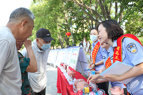 省馬三家強制隔離戒毒所干警正在向遼河油區(qū)居民講解毒品對人體產(chǎn)生的危害