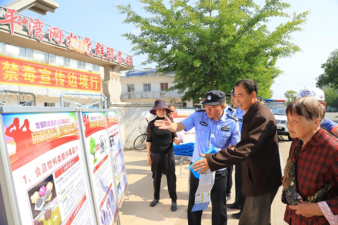 丹東干警沿鴨綠江邊國境一線開展禁毒宣傳。