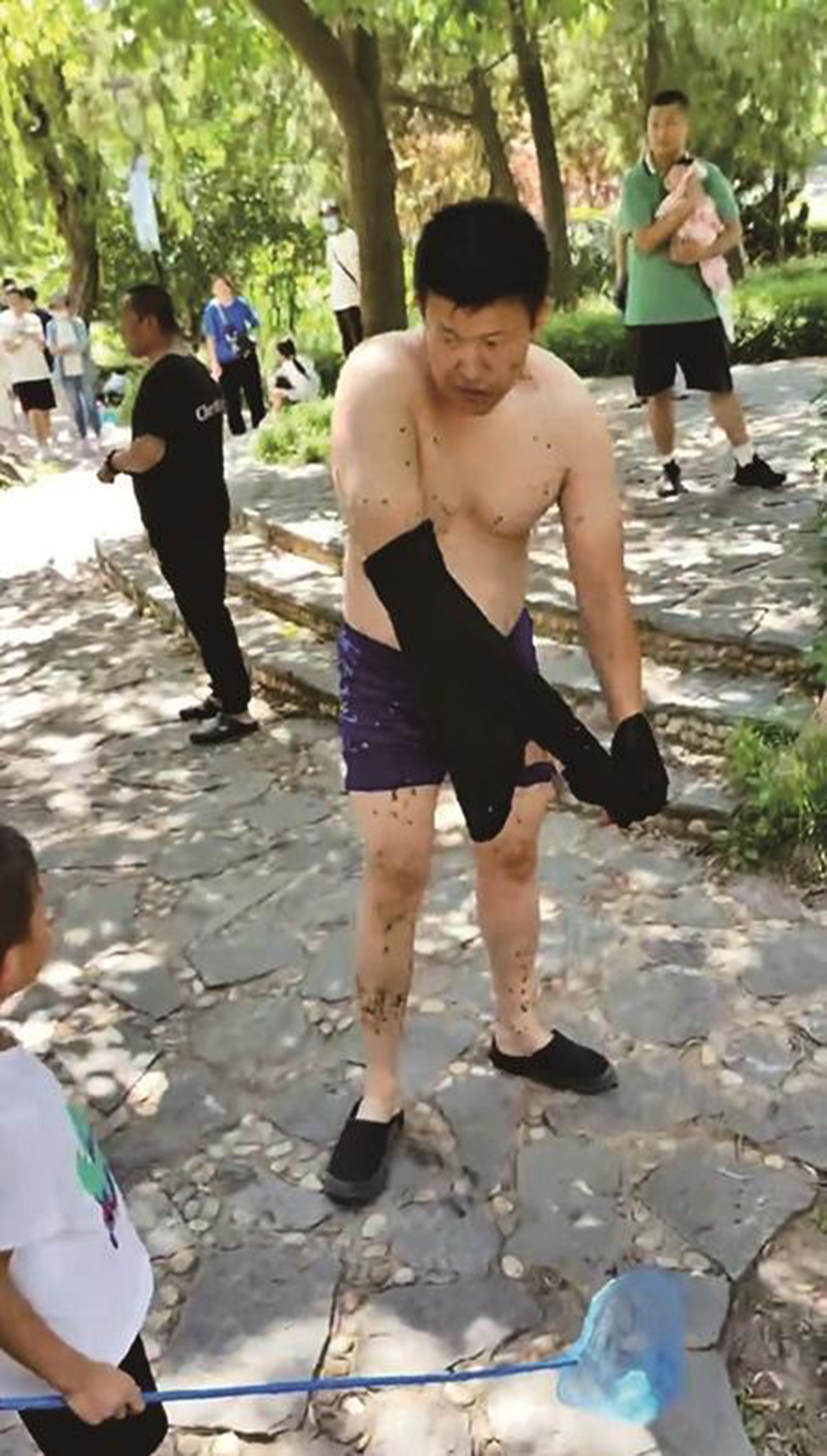 男子將大娘救出后，沒留下姓名就離開了。