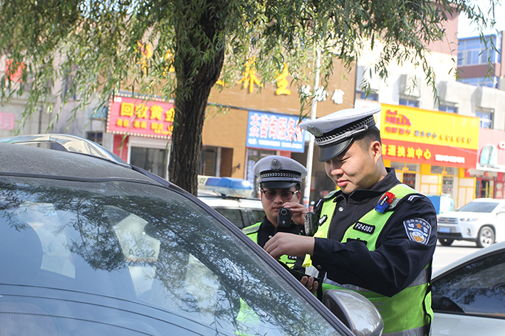 （第一個小標(biāo)題圖）民警對違停車輛進(jìn)行處理