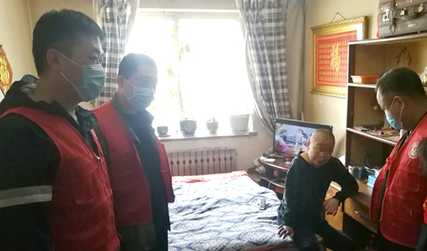 圖2，干警走訪轄區(qū)內(nèi)困難群眾