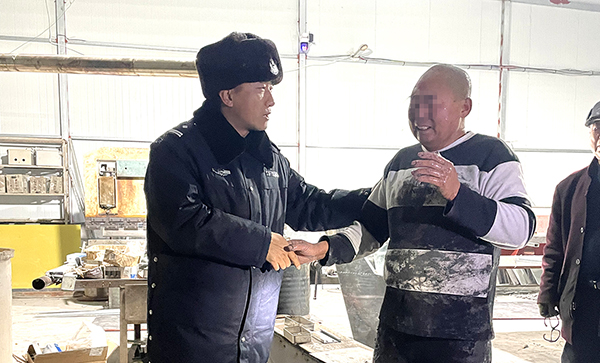 圖3，獲救的李某激動萬分