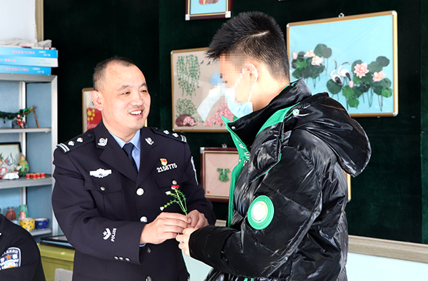 圖8，一位“特殊天使”將手工藝花送給劉軍，祝警察節(jié)快樂！