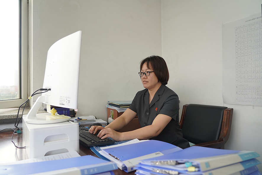 撫順市中級(jí)人民法院民事審判第一庭一級(jí)法官孫健在撰寫(xiě)判決書(shū)