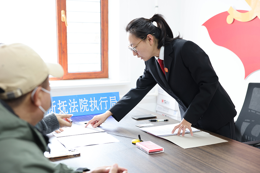 撫順市新?lián)釁^(qū)人民法院執(zhí)行干警在辦理一起涉企案件。