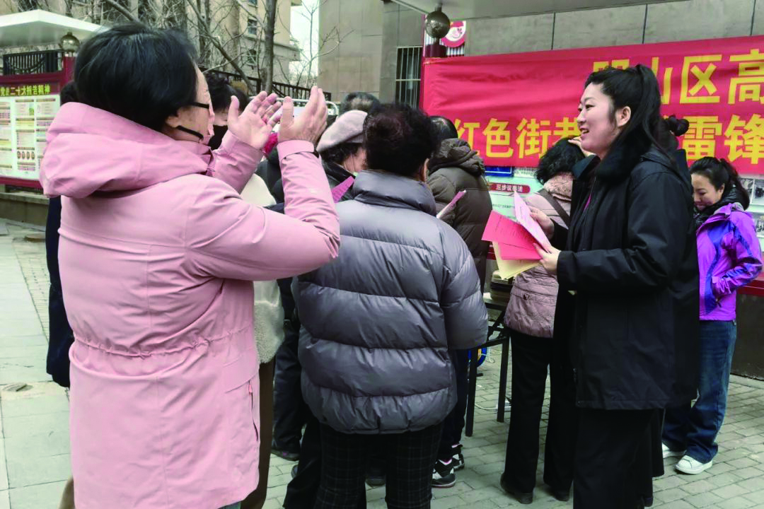 本溪市中級(jí)人民法院深入社區(qū)開展“情暖本溪?創(chuàng)城有我”學(xué)雷鋒志愿服務(wù)活動(dòng)。