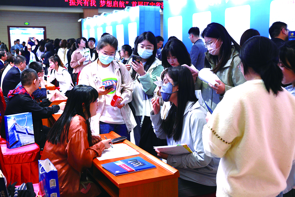 法律專業(yè)人才在招聘會(huì)上求職