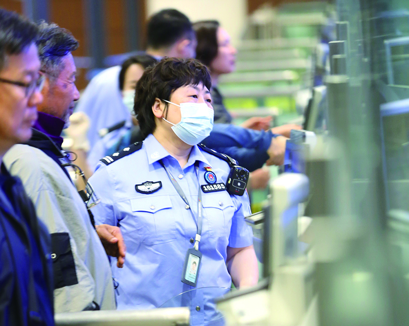民警在協(xié)助首次來(lái)華的外國(guó)旅客采集指紋。