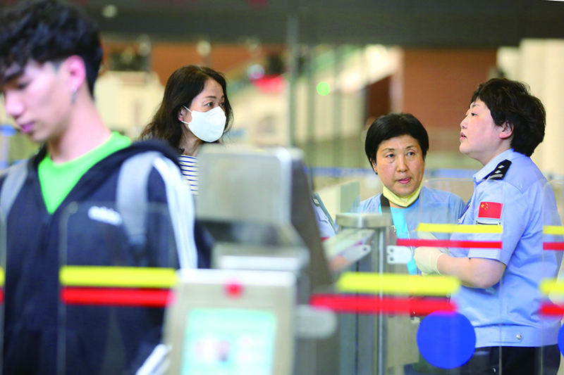 民警正在協(xié)助旅客進(jìn)行自助通關(guān)。