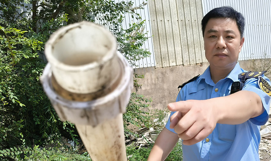 執(zhí)法人員收繳的200余米長的排污水管。