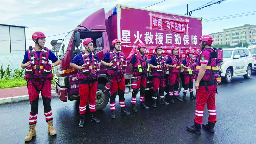（葫蘆島稿件）大連星火救援隊(duì)員抵達(dá)建昌整隊(duì)開(kāi)赴災(zāi)區(qū)