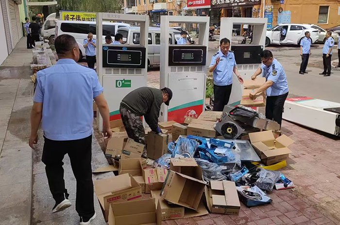阜新市市場監(jiān)管局執(zhí)法大隊依法集中銷毀假冒偽劣燃?xì)庠罹吆妥鞅准佑蜋C。