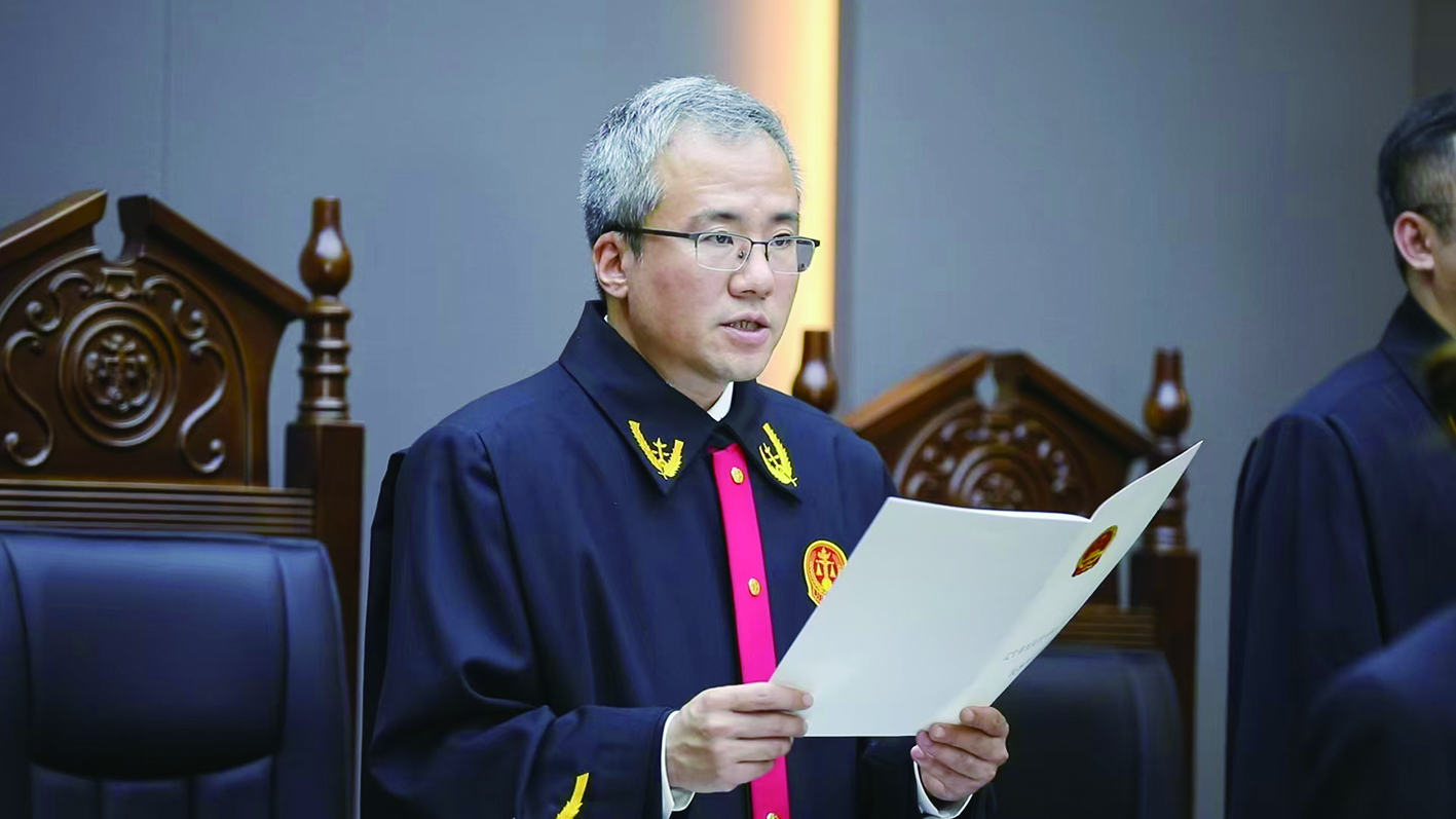 侯楊庭長正在宣讀判決書