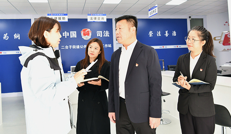 大東區(qū)司法局黨組書記、局長安宏陽（左三）向記者介紹司法所工作情況
