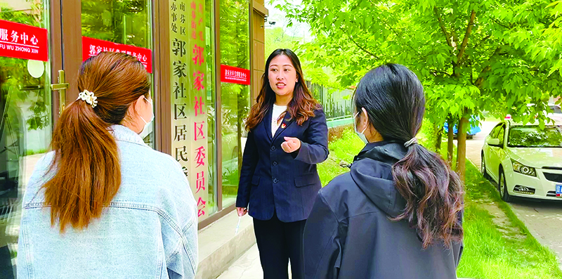 李媛（中）給社區(qū)居民普法。