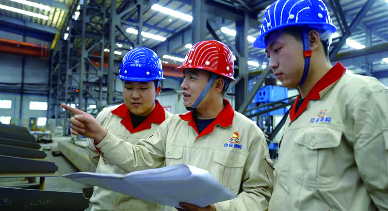 沈陽中辰鋼結(jié)構(gòu)工程有限公司先鋒黨員、遼寧省勞動(dòng)模范劉權(quán)（中）在車間調(diào)度工作