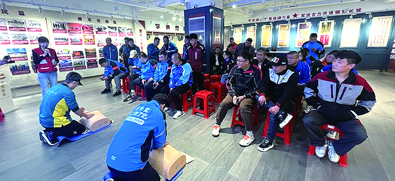丹東市“江城小哥學堂”為快遞員、外賣小哥講解演示心肺復蘇術(shù)