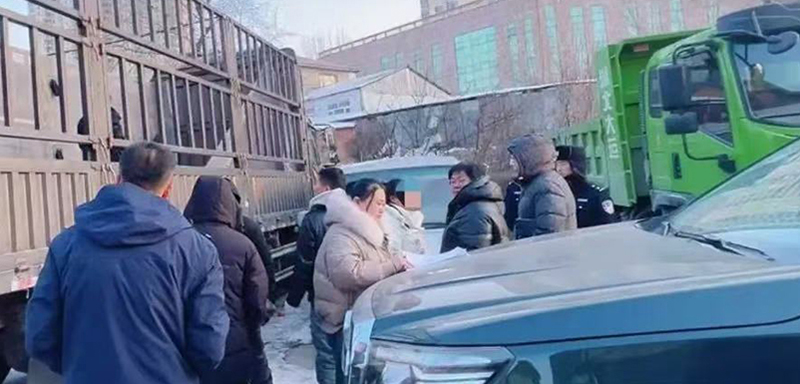 執(zhí)行干警找到被執(zhí)行人隱匿的車輛并查扣。