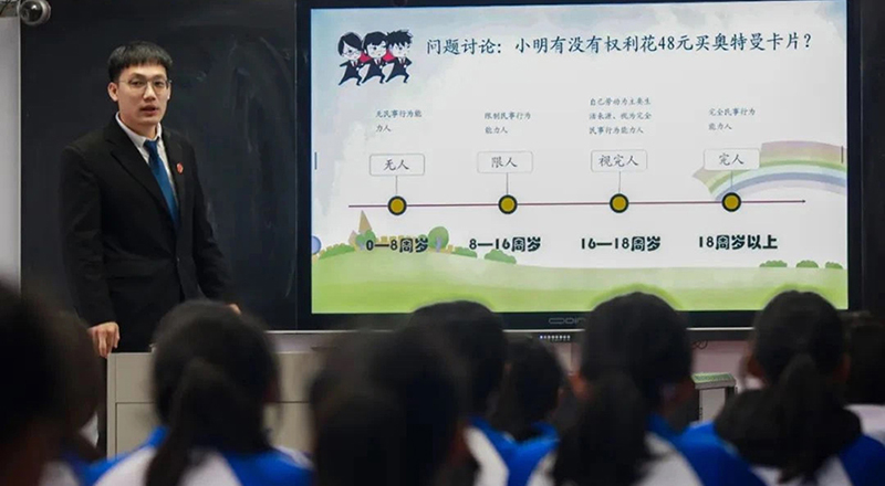 法官助理王海銘以“與法同行 向陽發(fā)展”為主題為同學(xué)們普及法律知識(shí)。