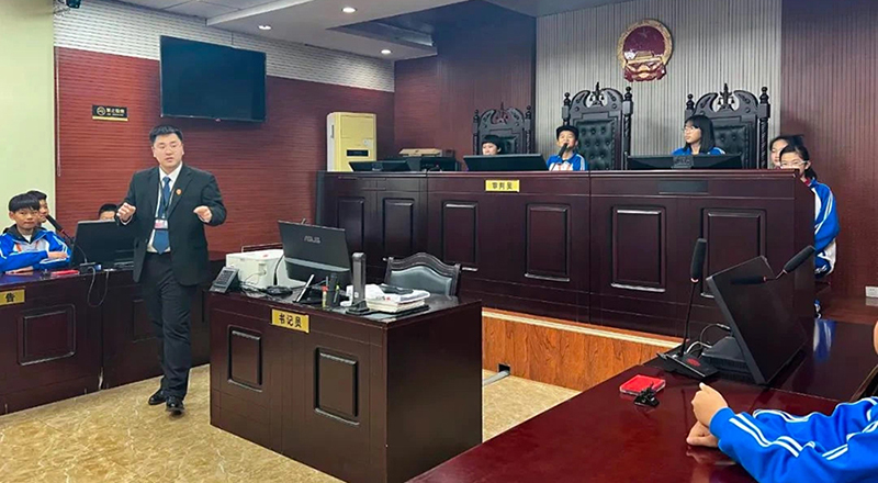 高升人民法庭為同學(xué)舉辦少年模擬法庭，讓同學(xué)們身臨其境的感受法治教育。