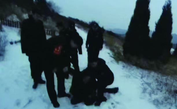 民輔警冬夜雪地急行，趕到墓地救下輕生女子。