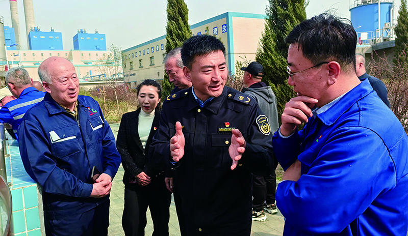 沈陽市生態(tài)環(huán)境保護綜合行政執(zhí)法隊黨委書記王永峰親切為居民代表、營商環(huán)境監(jiān)督員等人講解環(huán)保知識